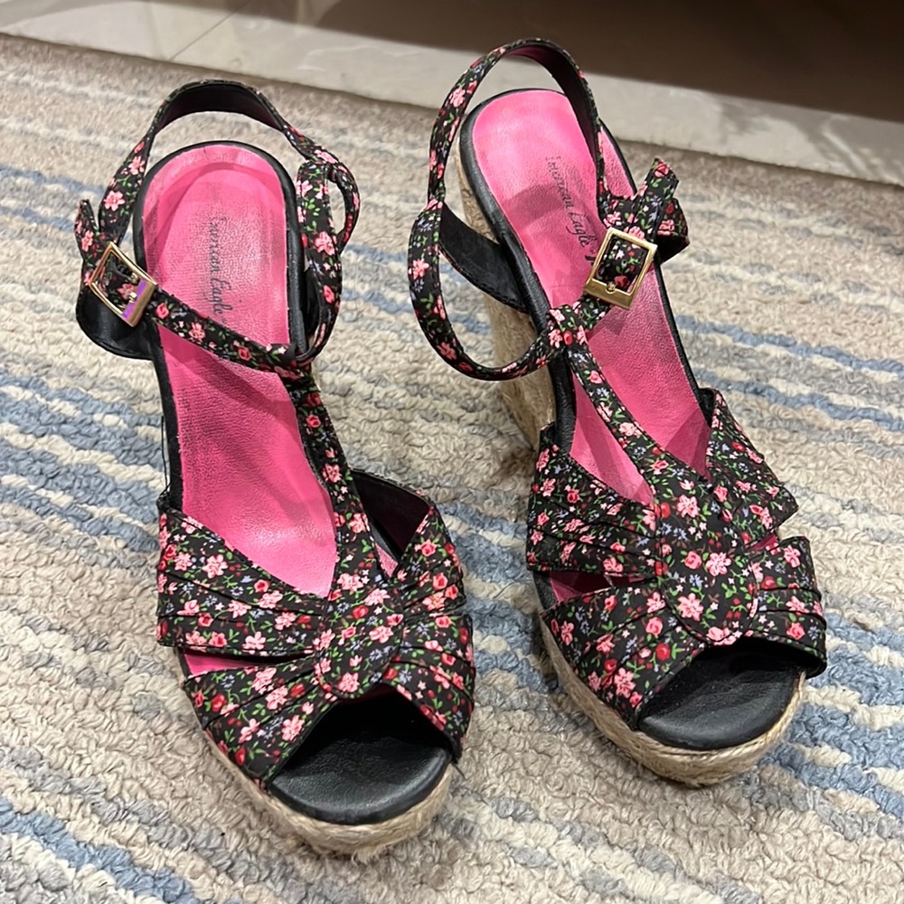 AE floral wedges